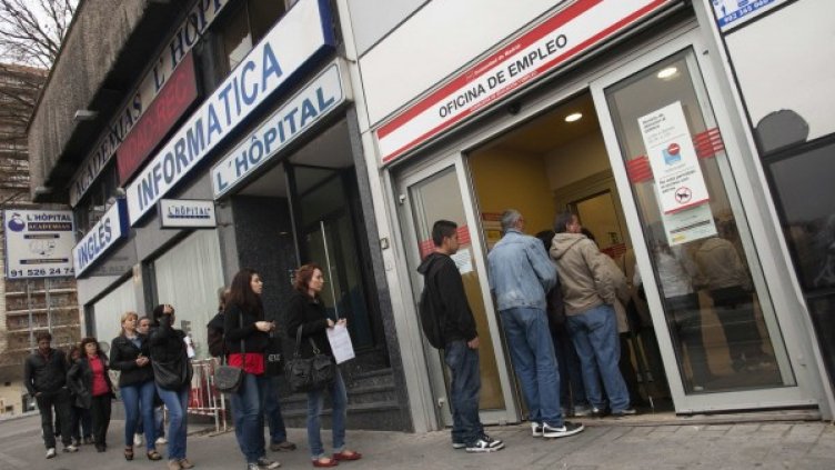Испанци се редят на опашка пред бюро за безработни. 4,75 млн. испанци са били без работа в началото на април. Снимка: Reuters