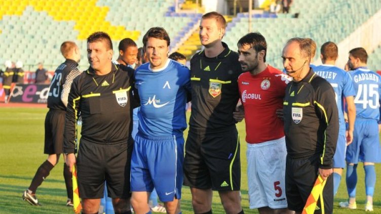 Над 1000 полицаи ще пазят вечното дерби. Снимка: Булфото