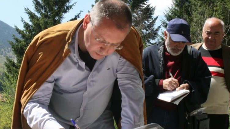 Станишев се подписва в искането за референдум за АЕЦ Белене. Снимка: БТА