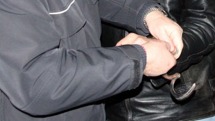 Британецът и майката на момченцата са задържани от полицията. Снимка: Impact Press Group