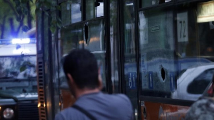 Потрошението от феновете стъкла на автобус. Снимка: БТА