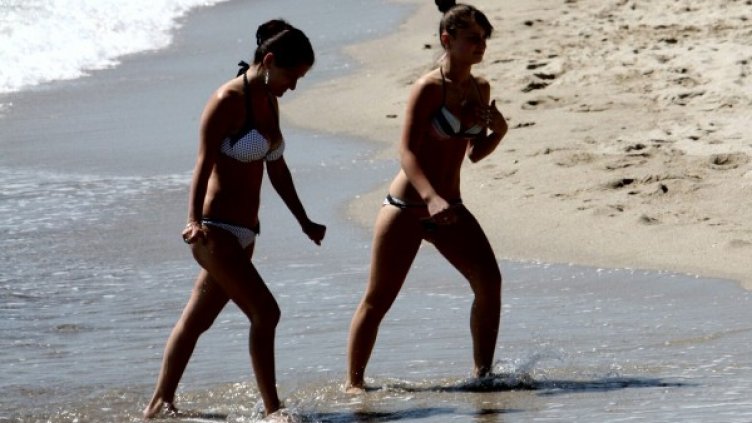 Десетки варненци окупираха днес плажовете. Снимка: Impact Press Group