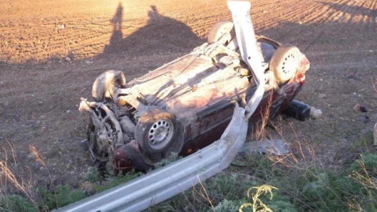 Обърнатият в нивата "Голф". Снимка: ОДМВР Шумен