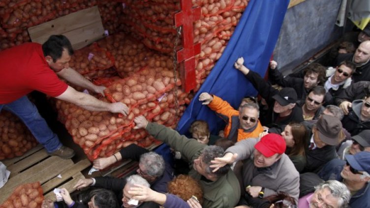 Гърци купуват картофи направо от производителя. Снимка: Reuters