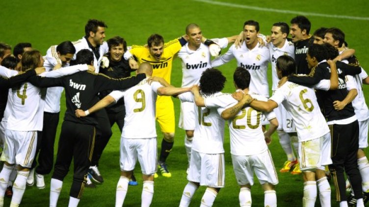 Футболистите на Реал празнуват спечелването на титлата на Испания. Снимка: Reuters