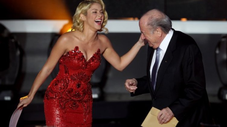 И шефът на ФИФА Сеп Блатер хвърля палави погледи към колумбийката. Снимка: Getty Images