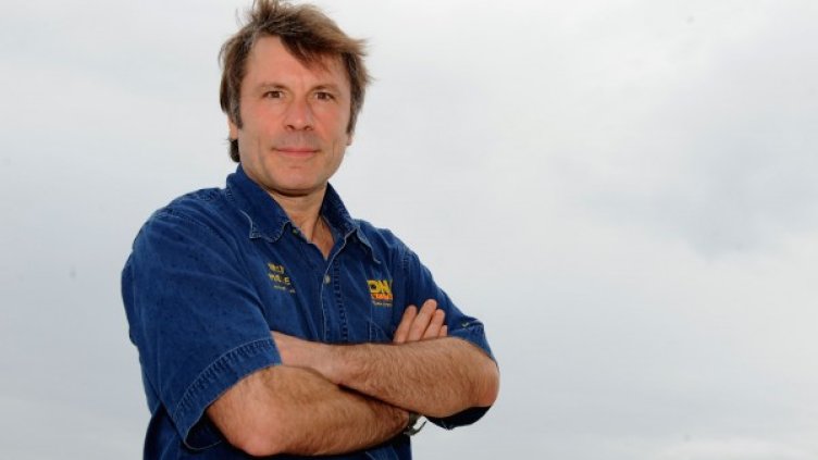 Брус Дикинсън се раздвоява между сцената и небето. Снимка: Getty Images