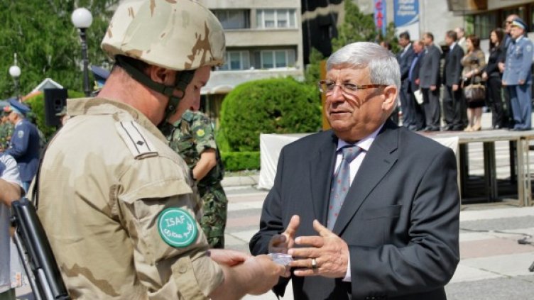 Аню Ангелов участва в тържествения ритуал по посрещането на военнослужещите от 11-та рота за охрана на вътрешната зона на летище Кандахар Снимка: БТА