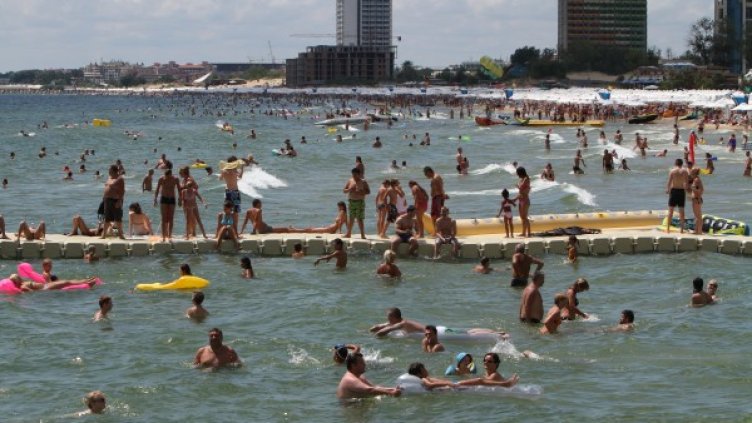 Ще чистят Слънчев бряг главно през нощта. Снимка: Impact Press Group