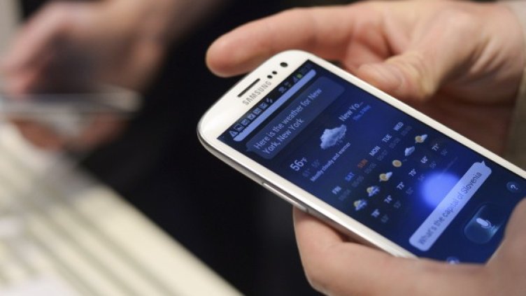 Samsung Galaxy S III ще се предлага в два цвята – мраморно бяло и морско синьо. Снимка: Reuters