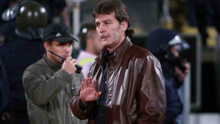 Емил Костадинов защити Борислав Михайлов. Снимка: Булфото