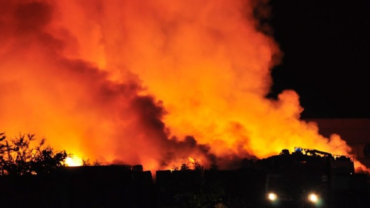 Пожарът, избухнал на 2 май във Враца. Снимка: БТА