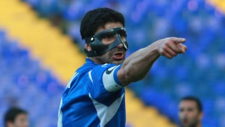 Георги Иванов-Гонзо гонеше победата на футболния терен дори, проливайки кръв и с маска на лицето. Снимка: Булфото