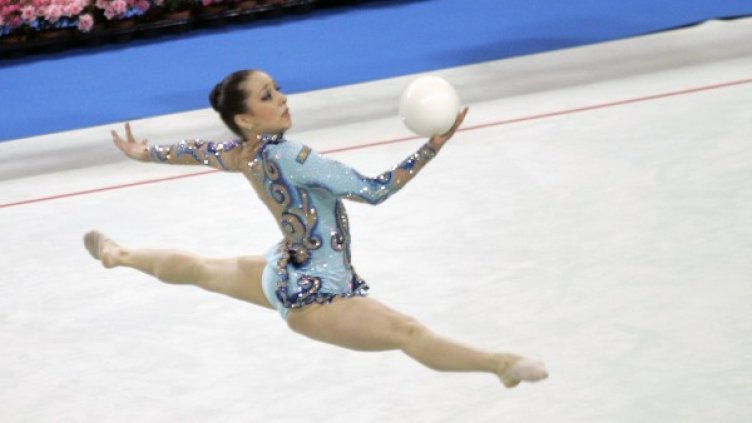 Силвия Митева на съчетанието си с топка. Снимка: БТА