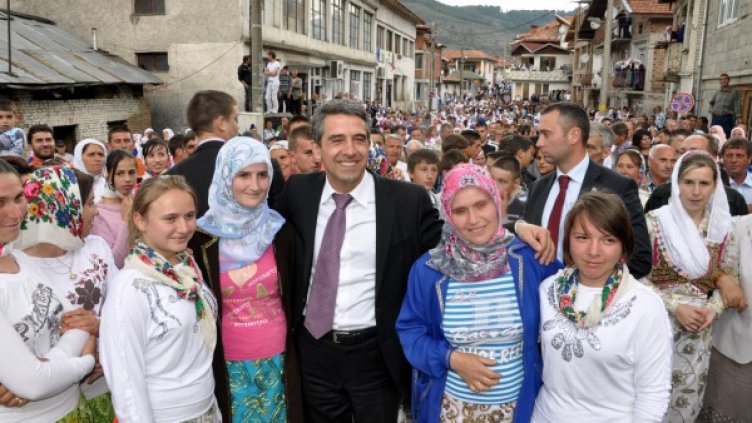 Президентът сред привърженици в Рибново. Снимка: БТА
Множеството слуша речта на президента. Снимка: БТА
Башев дарува Плевнелиев. Снимка: БТА