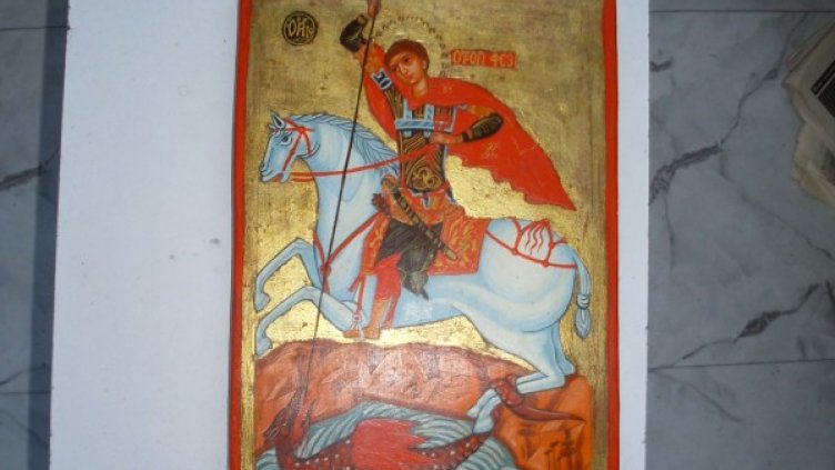 Димитър Василев рисува от 30 години икони на Свети Георги. Снимки: Василен Димитров
Снимка: Василен Димитров
Снимка: Василен Димитров
Снимка: Василен Димитров