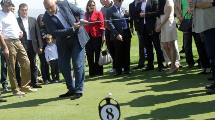 Бойко Борисов хвана и стика за голф. Снимка: БТА