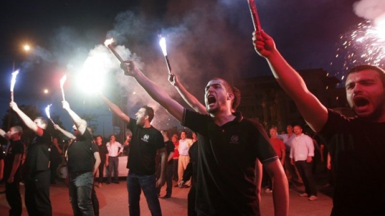 Поддръжници на крайнодясната партия „Златна зора“ празнуват след изборния ден в Солун. Снимка: Reuters