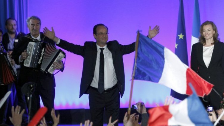 Тържествуващият Оланд в нощта след изборите. Снимка: Reuters