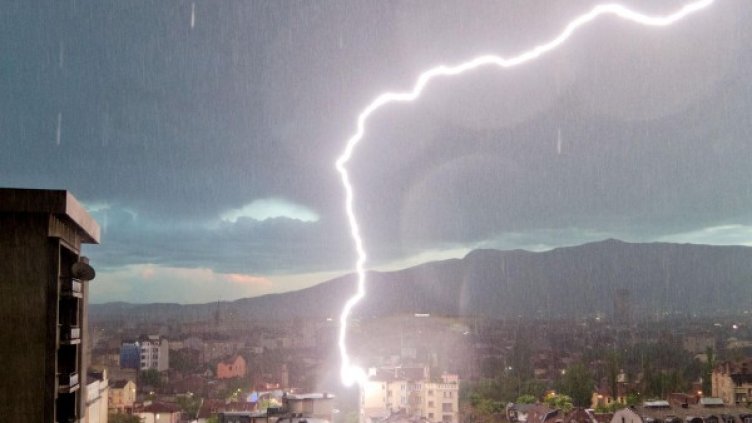 Точно на Гергьовден падна мълния на улица "Княз Борис I", в отсечката между "Сливница" и "Козлодуй". Снимка: Булфото