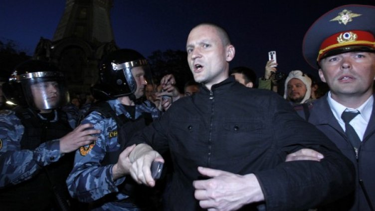 Полицаи задържат Сергей Удалцов. Снимка: Reuters