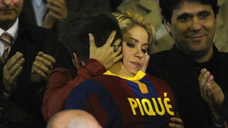 Кака Шакира в прегръдките на Пике. Снимка: Getty Images