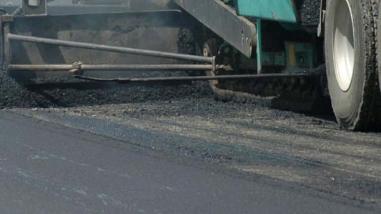 Машини вече отстраняват некачествения асфалт. Снимка: архив Булфото