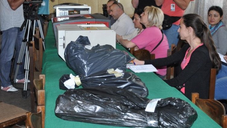 Полицията е иззела техника за фалшифициране. Снимка: Булфото