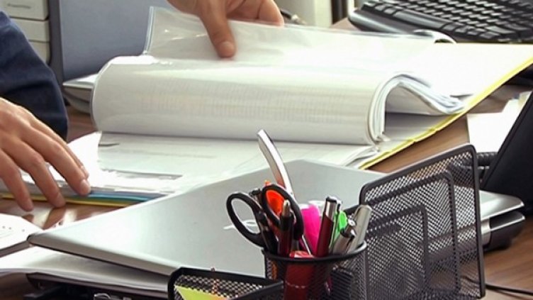 При проверката беше иззета голямо количество документация. Снимка: МВР