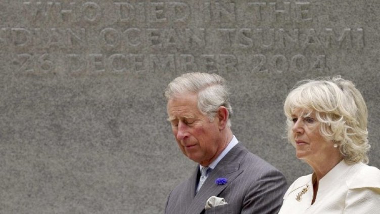 Принц Чарлс умува върху прогнозата за времето. Снимка: Reuters