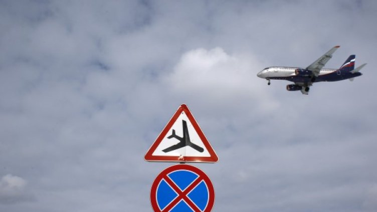 Суперджетът "Сухой" по време на полет над Москва през март тази година. Снимка: Reuters