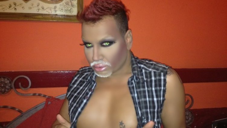 Азис сбъднал мечтата си да прилича на порно кукла. Снимка: Диапазон рекърдс