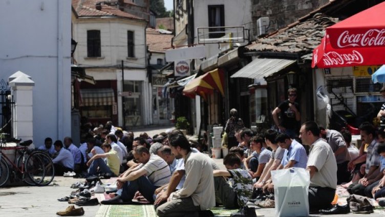 Петъчна молитва на албанци в Скопие. Снимка: архив, Reuters