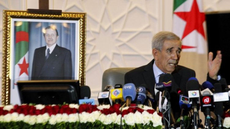 Министърът на вътрешните работи Дахо Улд Каблия обяви резултатите от изборите в Алжир. Снимка: Reuters