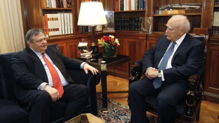 Венизелос (вляво) ще трябва да върне мандата на президента Папуляс. Снимка: Reuters