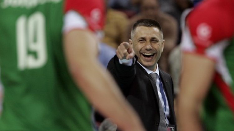 Радостин Стойчев призова публиката отново да напълни Арена Армеец. Снимка: БТА