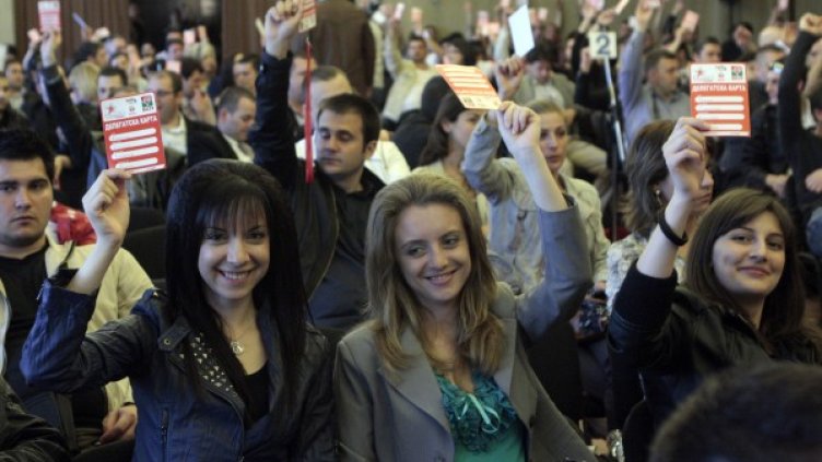 Млади социалисти гласуват на конференцията. Снимка: БСП