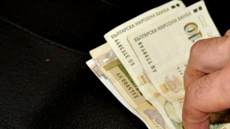 Младежът подхвърлил в патрулката 50 лева. Снимка: Dnes.bg