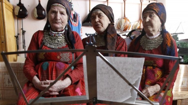 Част от "Бурановските баби" на репетиция в селото си. Снимка: Reuters