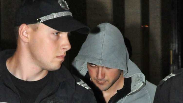 Полицаи водят Дъмпела в съдебната зала. Снимка: Булфото