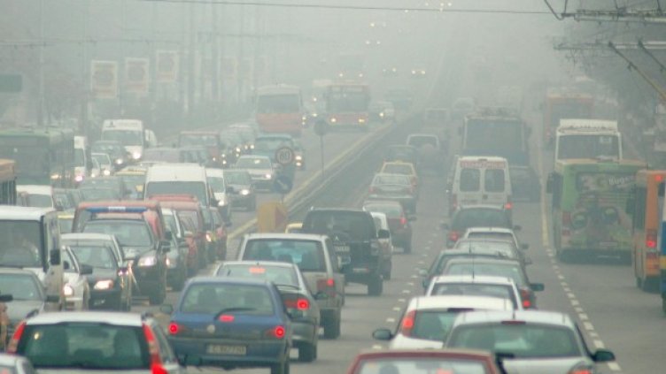 Въпреки забраната стотици мотори преминават на ден по "Цариградско шосе". Снимка: Булфото