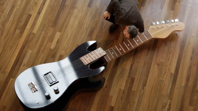 Тази китара е трудна за изнасяне от магазина и в най-широкия панталон. Снимка: Reuters