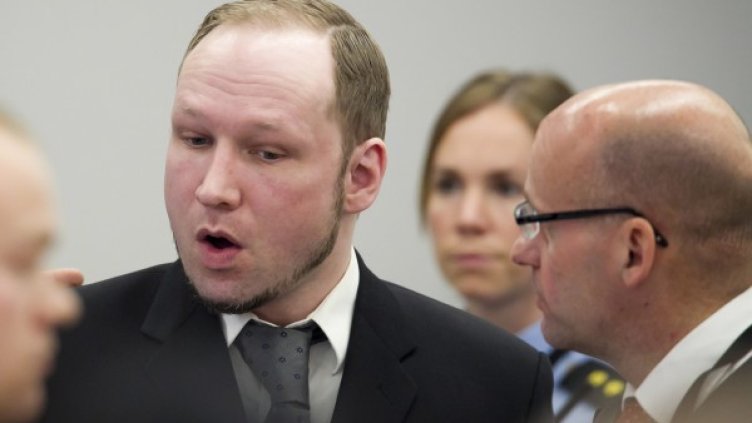 Учуденият Брайвик по време на днешните свидетелски показания по процеса. Снимка: Reuters