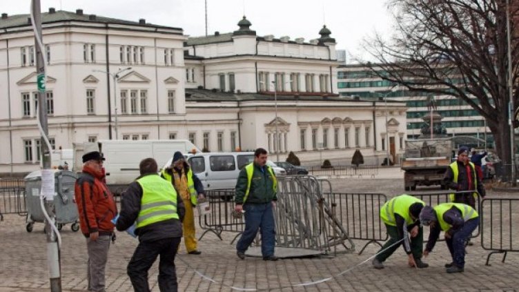 Премахването на загражденията в началото на годината. Снимка: Булфото