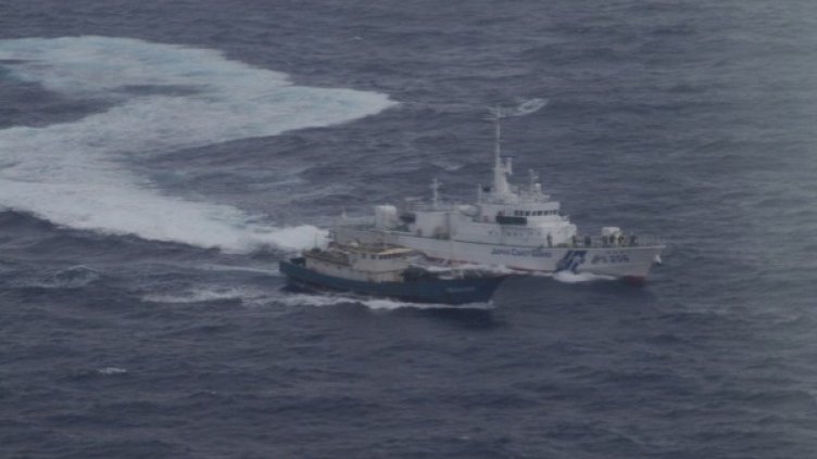 Японската брегова охрана преследва китайски риболовен кораб. Снимка: архив, Reuters