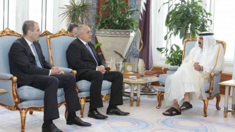 Емирът на Катар шейх Хамад бен Халифа Ал Тани посрещна по джапанки премиера ни. Снимка: МС