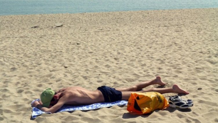 Варненците направиха сефтето на плажа още през март. Снимка: Булфото