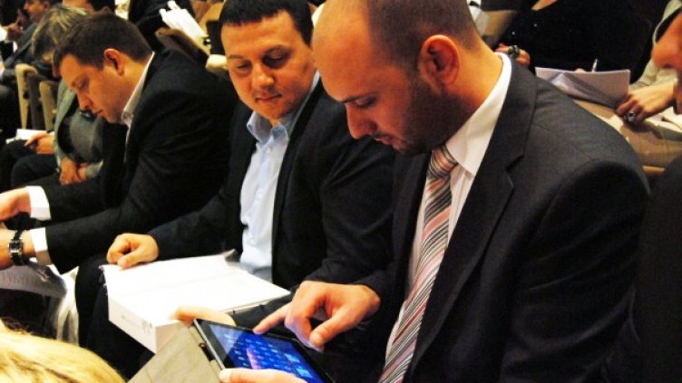 Общинарите са радват на новите си играчки. Снимка: Пламен Гутинов