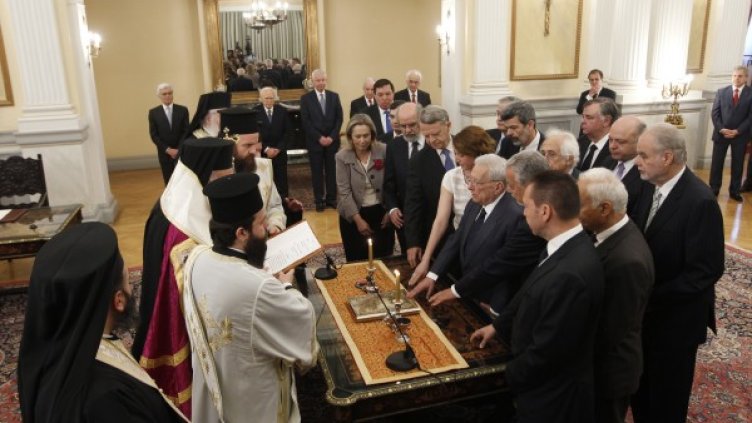 Гръцкото служебно правителство полага клетва. Снимка: Reuters