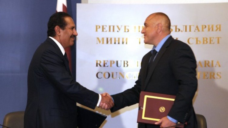 Двата премиери си стискат ръцете. Снимка: БТА